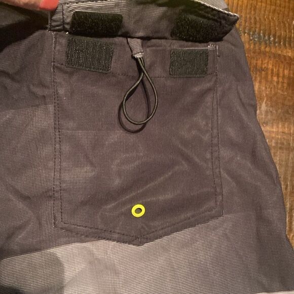 Oakley Men's Black and Yellow Board Shorts size 38 - Picture 9 of 11
